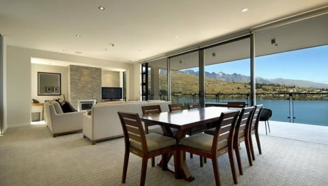 Hotelzimmer mit Blick auf Landschaft und Meer