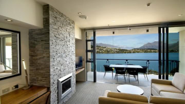 Kamin im Hotelzimmer mit Blick auf Berge und Meer