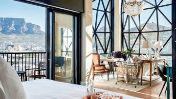 Suite mit Balkon und großer Fensterfront