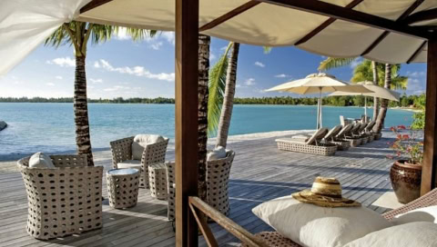 Loungebereich auf Veranda direkt am Wasser