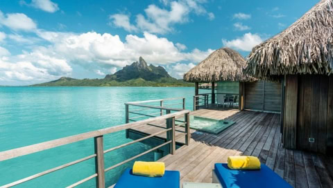 Veranda mit Sonnenliegen direkt auf dem Wasser mit Jacuzzi