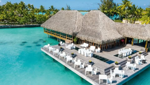 Hotelrestaurant auf Veranda über dem Wasser