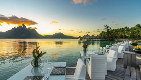 Restaurant auf Terrasse am Wasser mit Meerblick