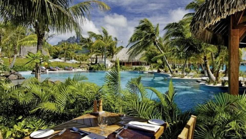 Hotel und Poolanlage