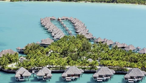 Hotelanlage und Insel