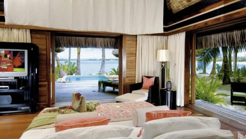 Hotelzimmer mit Pool und Meerblick