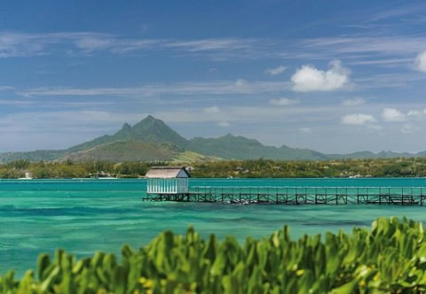Langer Steg mit kleinem Häuschen auf dem Meer