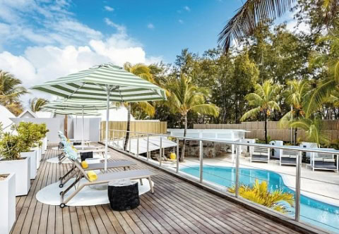 Veranda mit Sonnenliegen an der Poolanalge