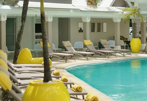 Pool mit Sonnenliegen