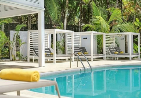 Pool mit Sonnenliegen für jeweils 2 Personen