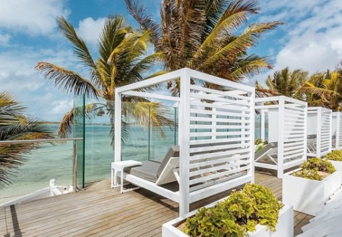 Sonnenliegen für 2 Personen am Meer