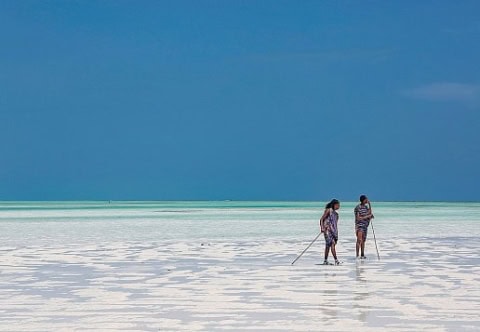 zwei Einheimische am Strand
