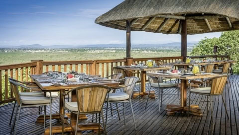 Essbereich auf Veranda mit Blick über die Steppe