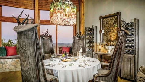 großer runder Esstisch