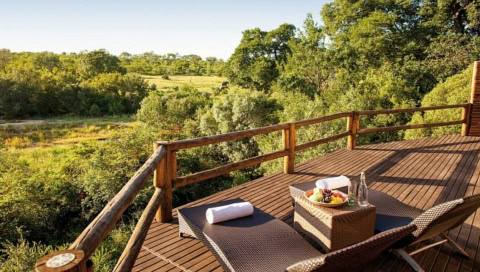 Sonnenliegen auf Veranda mit Blick über das Wasserloch