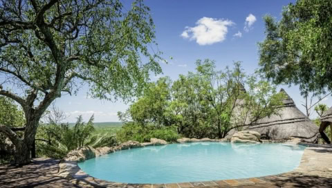 Pool mit Ausblick über die landschaft