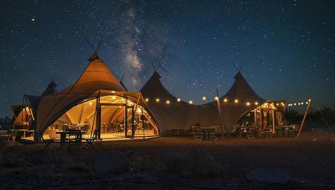 Beleuchtetes Safari Tent bei Nacht