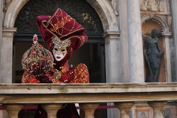 Person mit traditioneller Maske beim Karneval