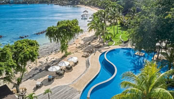 Großzügige Poollandschaft mit Lagunenform, Liegen und Blick auf den Strand im Westin Turtle Bay Resort & Spa, Mauritius.