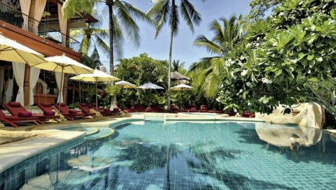 Pool mit Sonnenschirmen