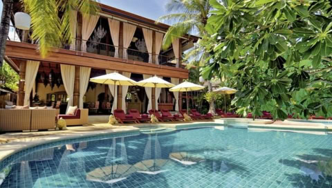 Pool mit Sonnenschirmen