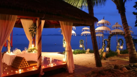 Beleuchteter Pavillon am Strand bei Nacht