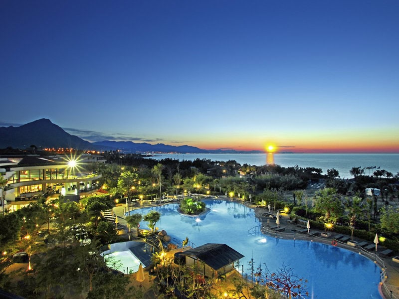 Poolanlage am Meer bei Sonnenuntergang