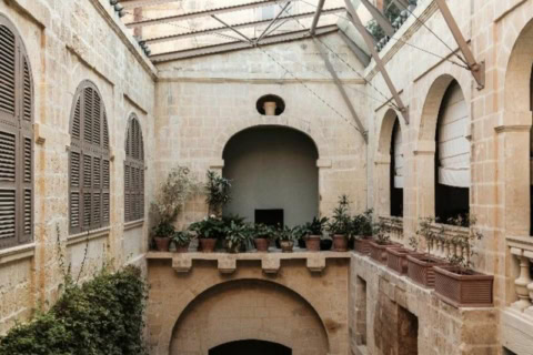 Indoor Innenhof mit Balkon