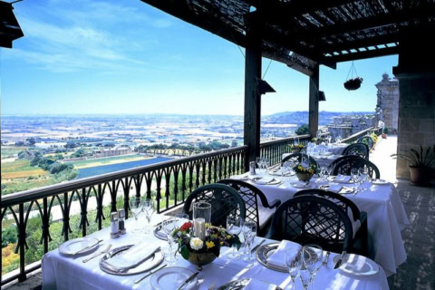 Hotelrestaurant auf Balkon mit Blick über den Ort
